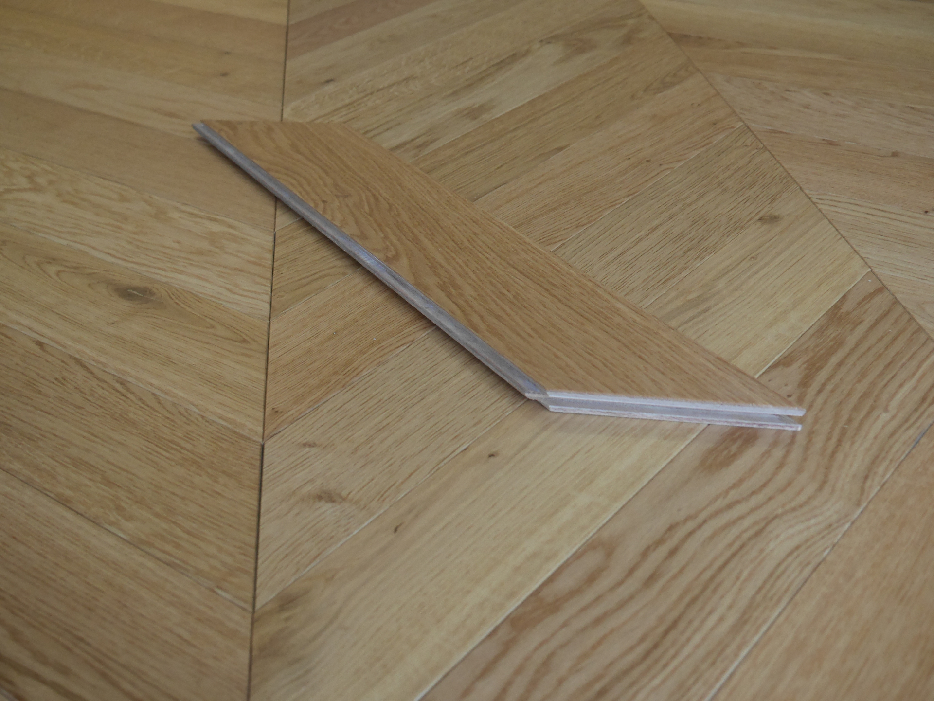 14mm Engineered Wood Chevron Click System Modern Line Narrow Planks