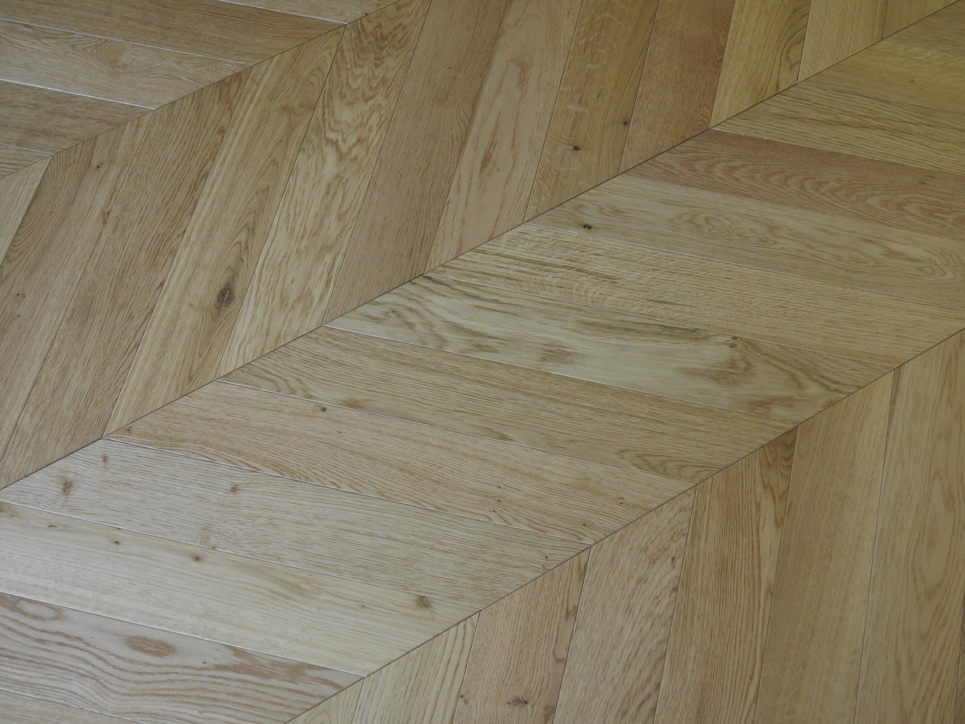 14mm Engineered Wood Chevron Click System Modern Line Narrow Planks - Image 4