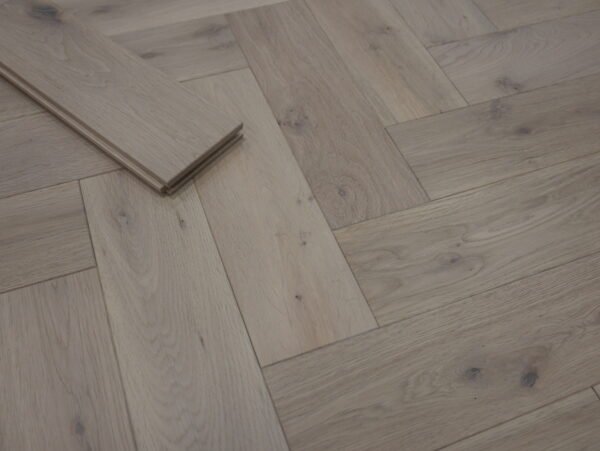 TFE Traditional Line Hardwood Herringbone Oak 18x90x301 Invisible Finish Lac